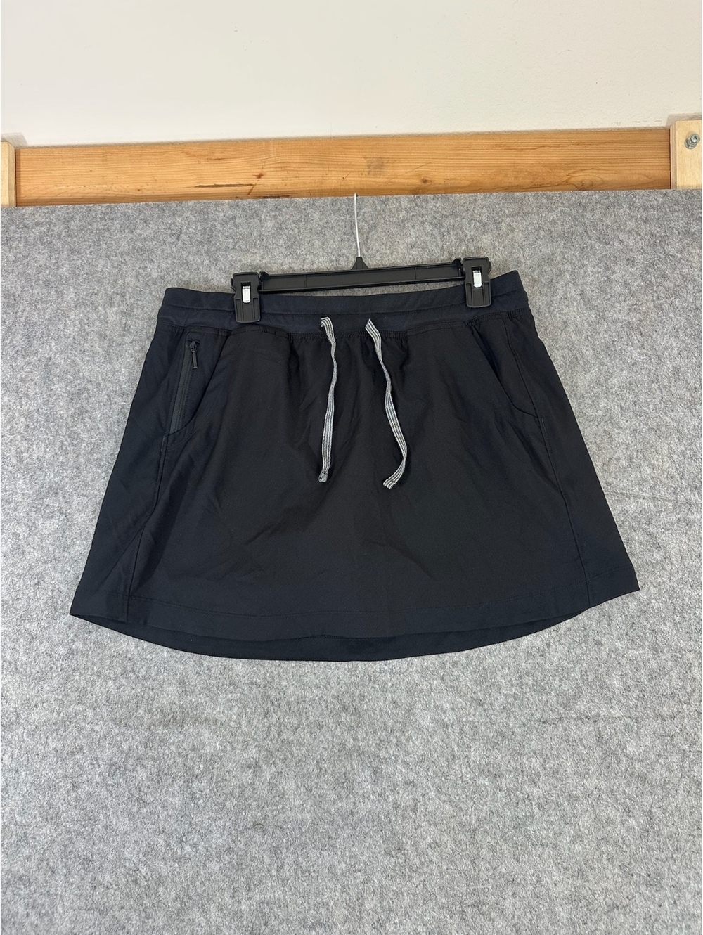 The North Face womens black drawstring skirt size large